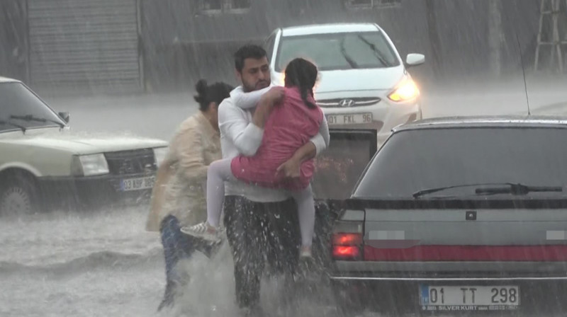 Ливень и град затопили улицы одного из городов Турции. ВИДЕО