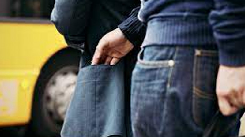 Карманник попал на видео во время кражи