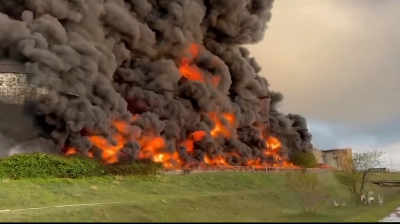ЧП в Севастополе: топливный резервуар загорелся после атаки беспилотника. ВИДЕО
