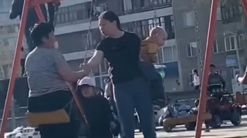 Две женщины чуть не подрались за качели на детской площадке в Семее. ВИДЕО