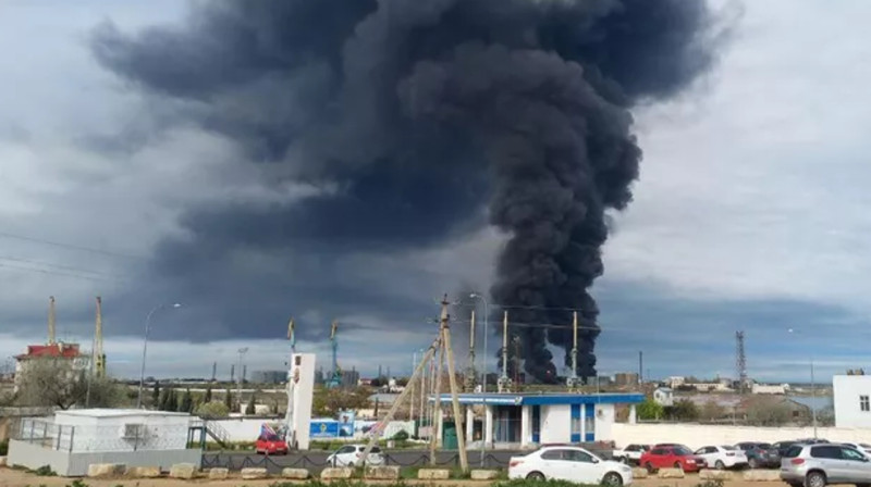 Нефтебаза обеспечивала корабли ВМФ РФ: генштаб ВСУ отреагировал на пожар в Севастополе
