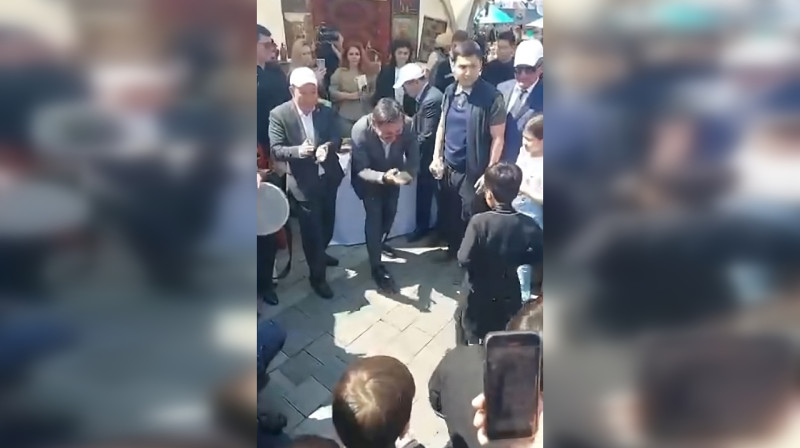 Веселящегося акима Алматы заметили на праздновании Дня единства народа Казахстана