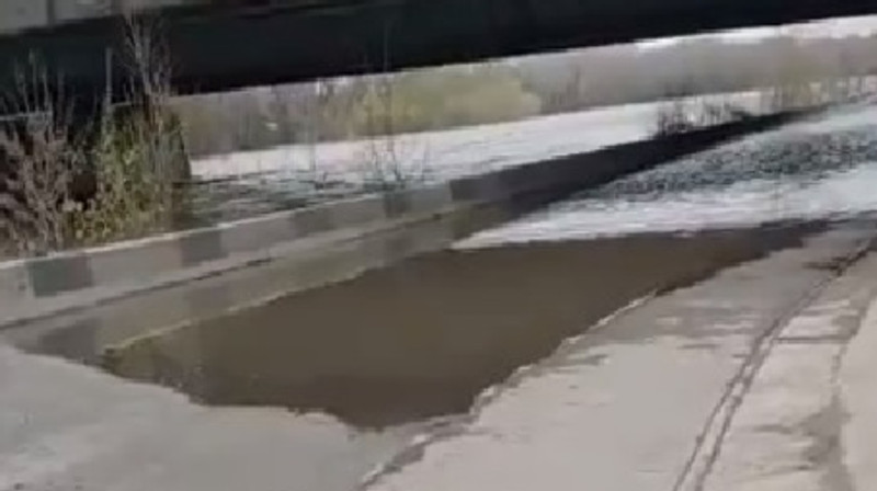 В Усть-Каменогорске затопило дорогу под Ульбинским мостом. ВИДЕО