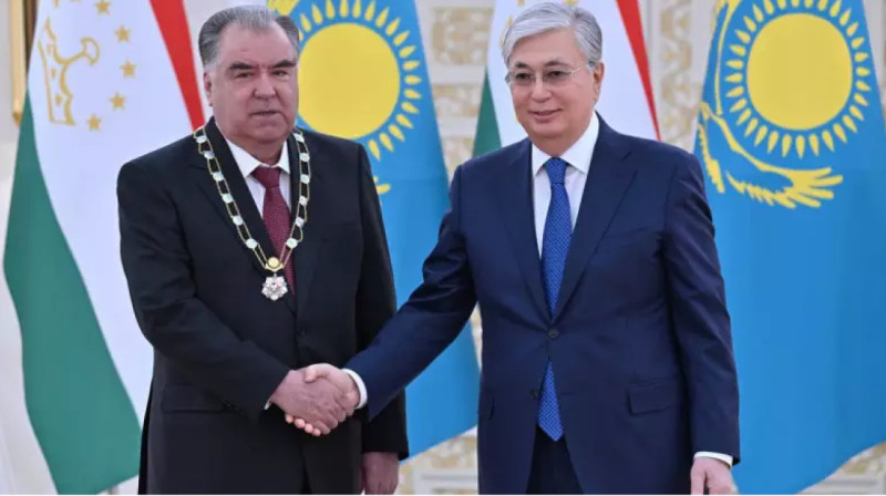 Токаев наградил президента Таджикистана орденом «Алтын Қыран»