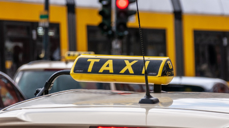 Таксист довез иностранца до хостела за 400 евро в Алматы