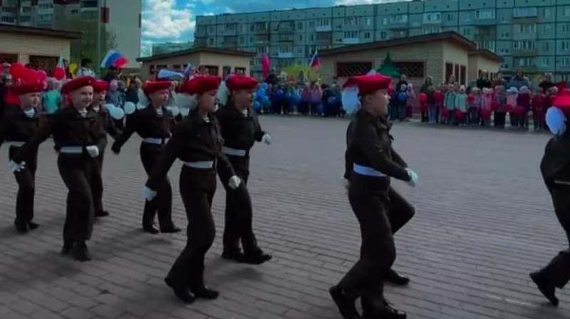 Тотальная милитаризация с детства – в России к участию в военных парадах привлекли детсадовцев
