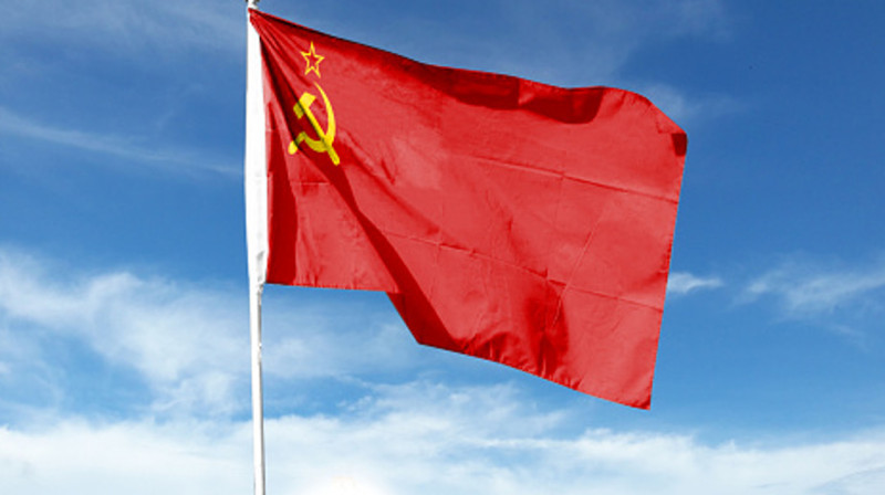 Несанкционированная акция с флагом СССР прошла в Алматы