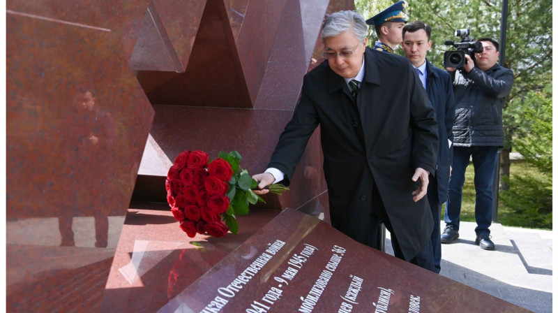 Токаев возложил цветы к мемориальному комплексу воинам-казахстанцам