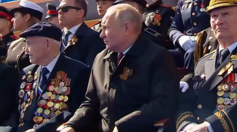 Путин принял парад в окружении ветеранов, не воевавших против фашистов