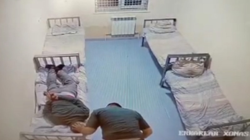 Бьет по голове и затыкает рот тряпкой: в сети появились видео жестокого обращения в отделениях ОВД Ташкента