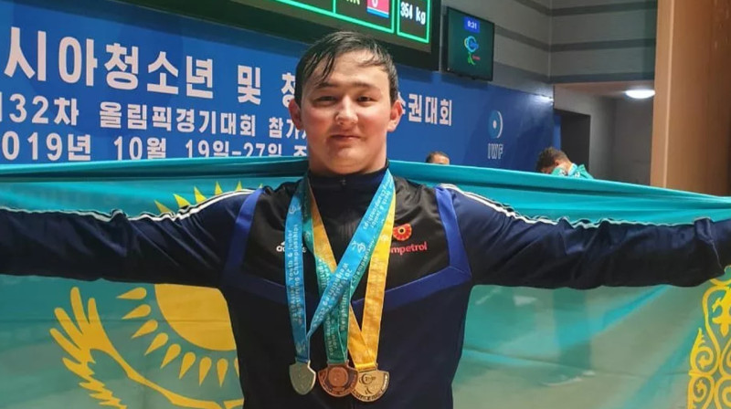 Казахстанец стал чемпионом Азии по тяжелой атлетике