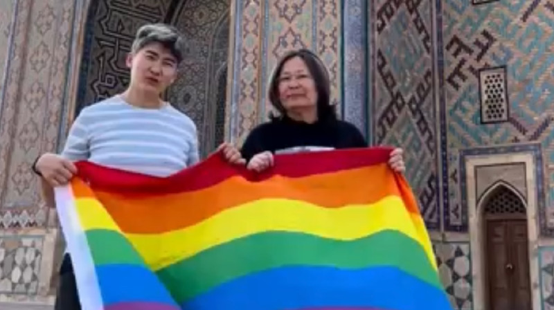 Флаг ЛГБТ подняли у мавзолея Ходжи Ахмета Яссауи