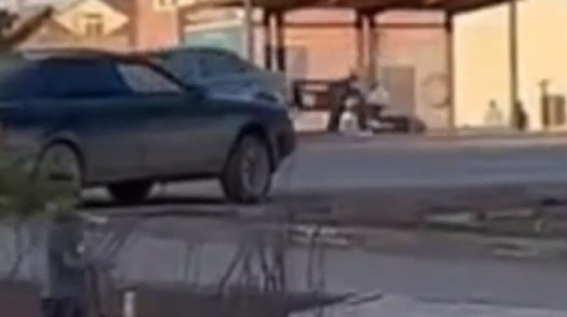 Автомобильное колесо попало в голову астанчанки. Видео