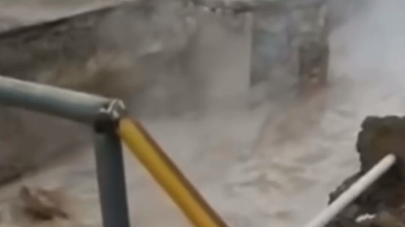 Мощный поток горячей воды течет по Экибастузу