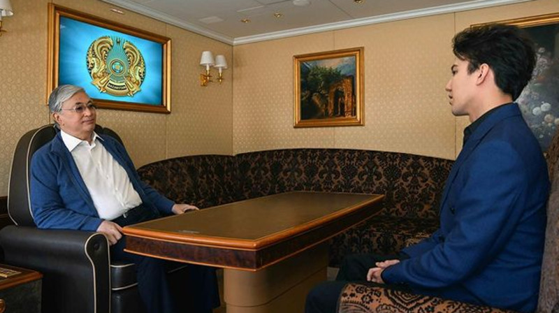 Димаш Кудайберген опубликовал фото с Токаевым в самолете