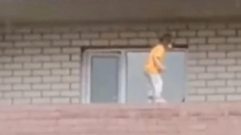 Маленькая девочка ходила по перилам балкона в Атырау