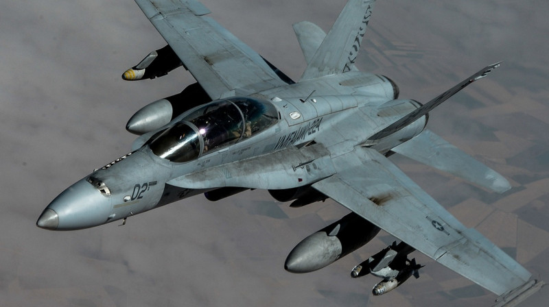Истребитель-бомбардировщик F-18 рухнул на авиабазу в Испании. ВИДЕО