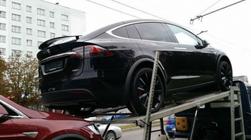 Автовоз с новыми Tesla перевернулся в Жетысуской области