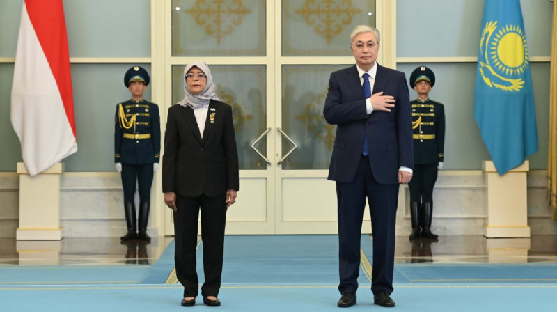 Тоқаев ресми сапармен келген Сингапур президентін күтіп алды