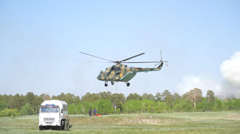Поезд и вертолеты привлекли к тушению пожара в Абайской области