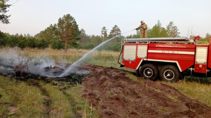 Крупный пожар в лесном резервате Абайской области: огонь тушат около тысячи человек и 8 вертолетов