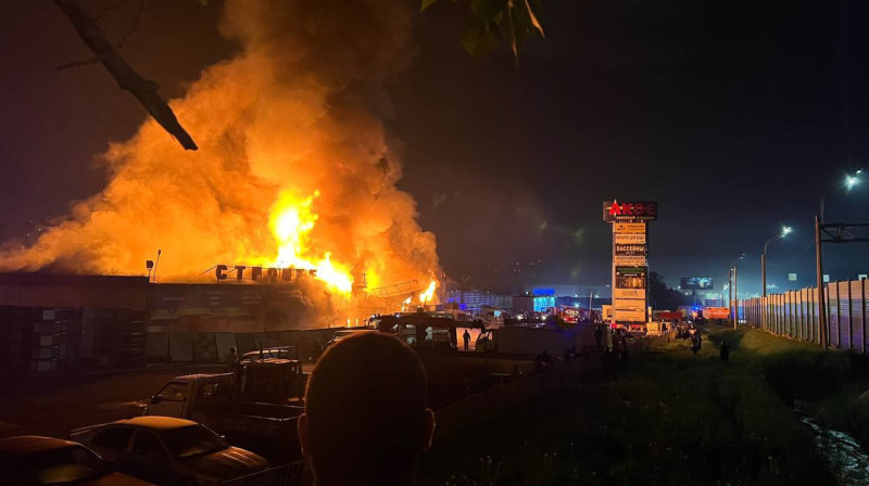 Крупный пожар произошел на строительном рынке в Подмосковье