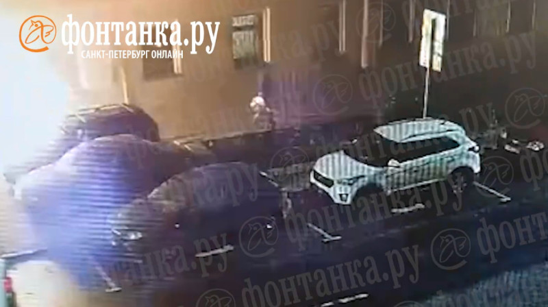 В Санкт-Петербурге самокат вместе с водителем загорелся во время движения. ВИДЕО