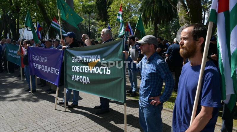 Митингующие в Абхазии требуют отставки правительства
