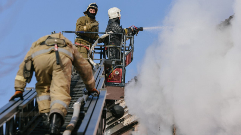 Пятеро детей, двое взрослых: пожарные спасли семью из горящей квартиры в Атырау