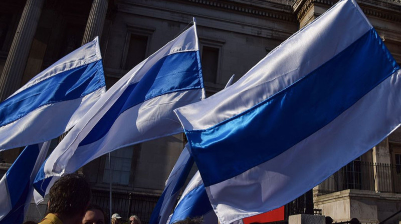 Власти РФ признали бело-сине-белый флаг "символом терроризма"