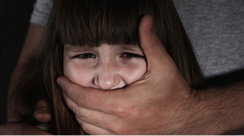 Россиянин 17 раз изнасиловал пятиклассницу и заставил ее подругу снимать это на видео