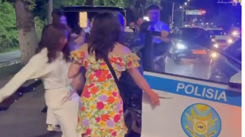 Полицейский обматерил и грубо толкнул иностранку в Алматы