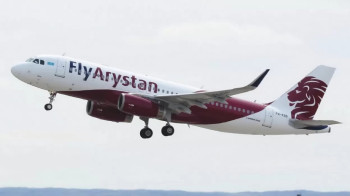 Пассажир задержанного на сутки самолета FlyArystan потерял сознание во время полета