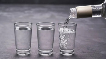В Тюмени трое пенсионеров насмерть отравились водкой