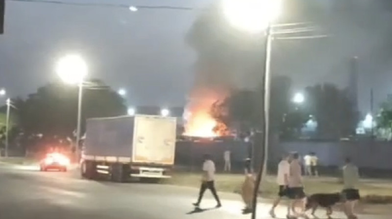 В Ташкенте из-за взрыва загорелись несколько машин