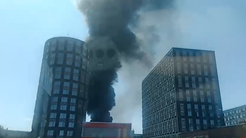 Крупный пожар разгорелся на ремонтно-механическом заводе в Москве. ВИДЕО