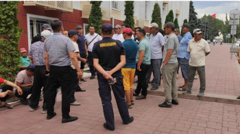 В Бишкеке проходит митинг у дома правительства из-за отсутствия воды