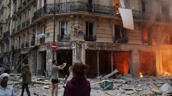 Мощный взрыв прогремел в историческом центре Парижа