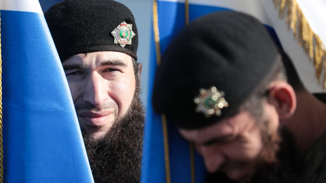 Ахмат прячется за спинами. Бойцы батальона ахмат. Ахмат прячется за спинами. Кадыровцы ахмат. Ахмат прячется за спинами.