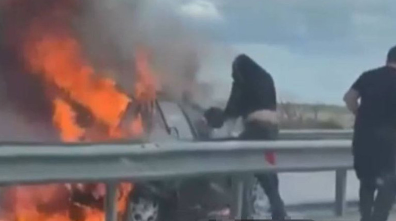 На спасшего людей из горящего авто водителя завели дело
