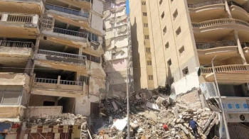 В египетской Александрии обрушился 13-этажный дом: под завалами остались люди