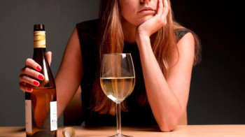 Исследователи: Женщины стали чаще употреблять алкоголь