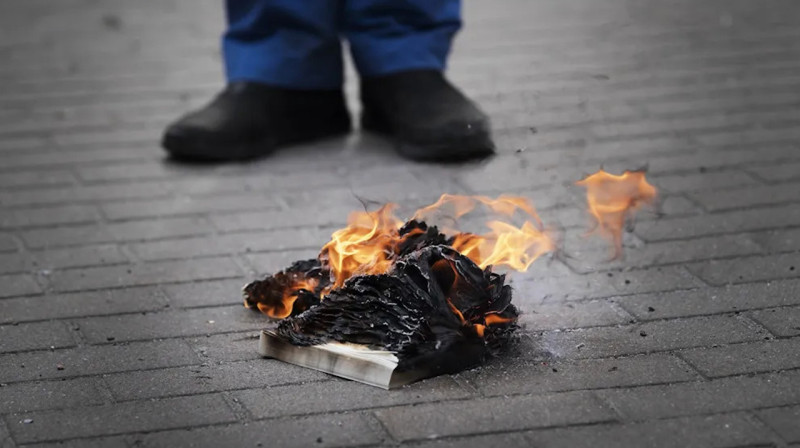 Коран сожгли в честь Курбан-байрама у главной мечети Стокгольма. Власти Швеции разрешили провести акцию
