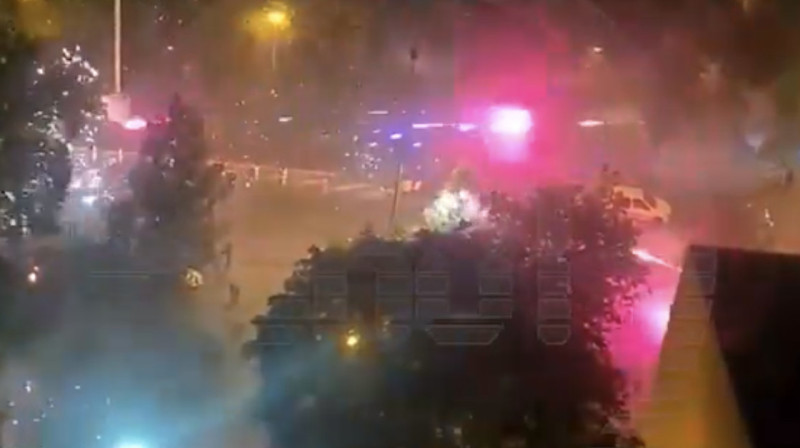 Жесткие столкновения с полицией во Франции: протестующие открыли огонь фейерверками