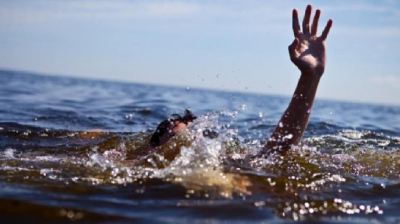 Каспийде суға батқан 5 адамды құтқарушылар ажалдан аман алып қалды
