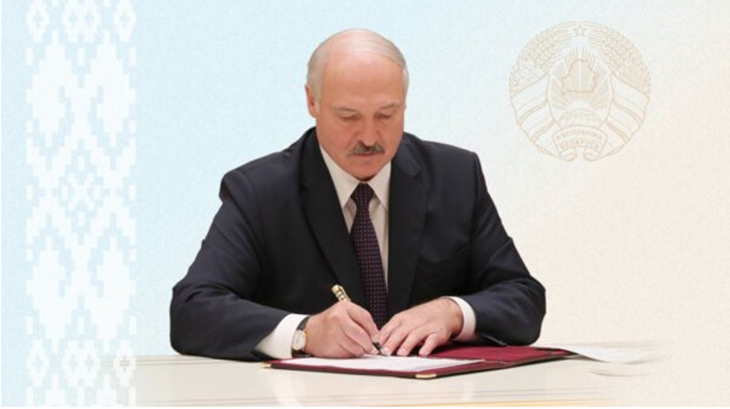 Лукашенко подписал закон о запрете СМИ из недружественных стран
