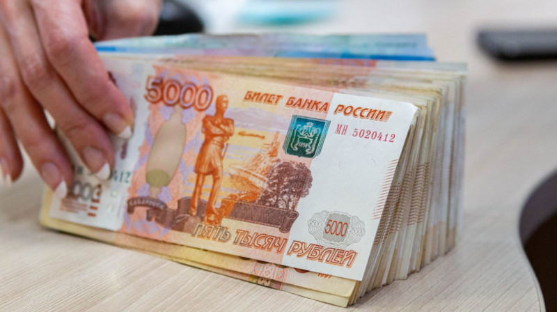 Рубль упал ниже 5 тенге в обменниках Казахстана