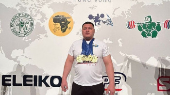 Казахстанец стал восьмикратным чемпионом по пауэрлифтингу