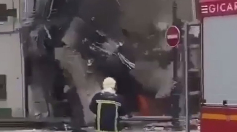 Подожжённое демонстрантами здание обрушилось во Франции