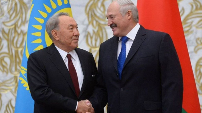 Лукашенко поздравил Назарбаева с днем рождения